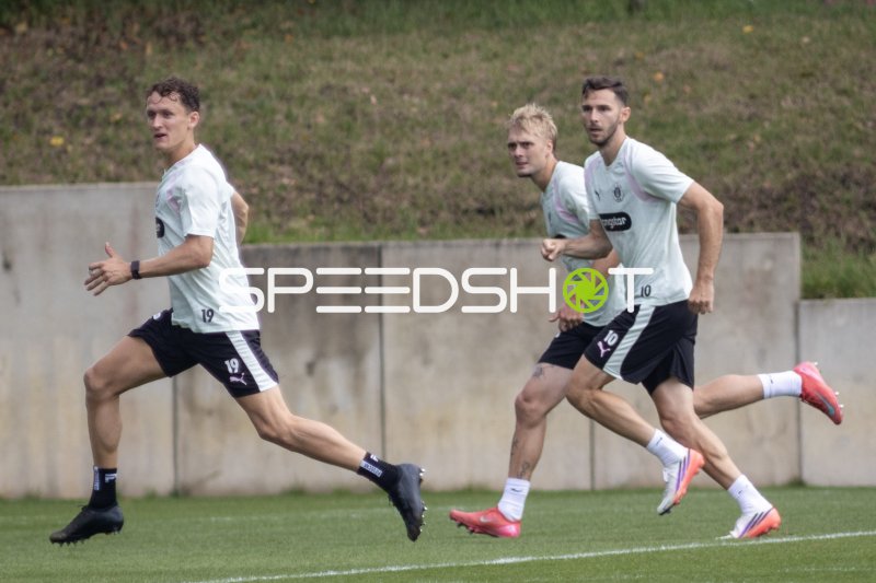 Martijn Kaars (#19; FC St. Pauli) beim Lauftraining mit Branimir Hrgota und Rony Jansson (#2;FC St. Pauli)