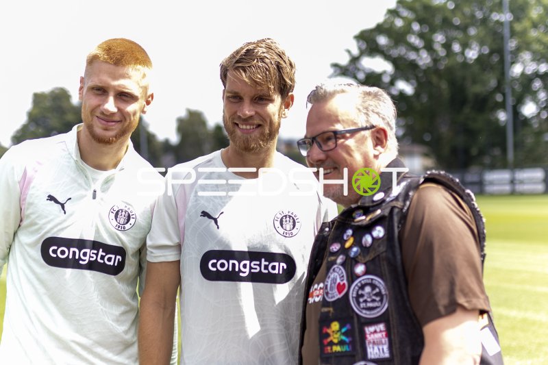 Marcus Mathisen und Louis Oppie mit FC St. Pauli-Fan beim Fototermin