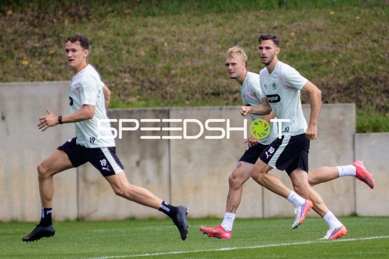 Martijn Kaars (#19; FC St. Pauli) beim Lauftraining mit Branimir Hrgota (#10; FCSt. Pauli) und Rony Jansson (#2; FC St. Pauli)