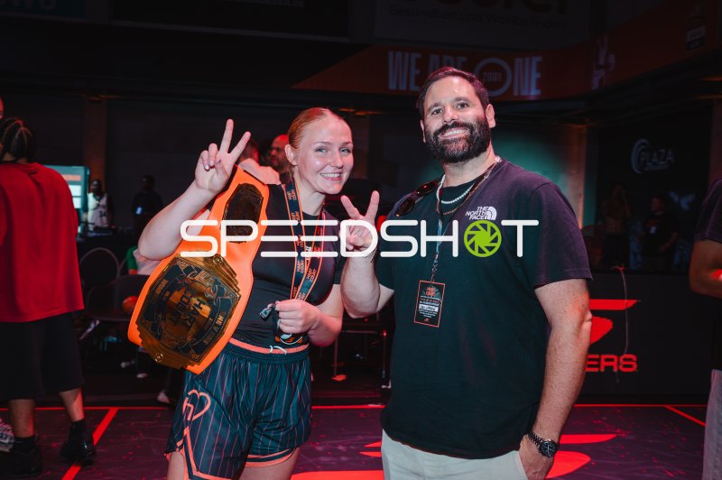 Siegerin mit Championship Belt posiert beim Hart Court Event in Ulm