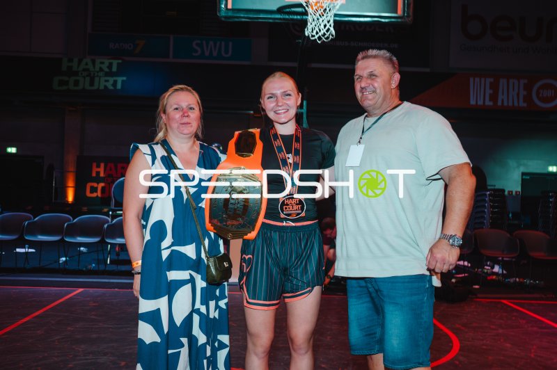 Siegerin mit Championship Belt und Medaille bei Hart of the Court in Ulm