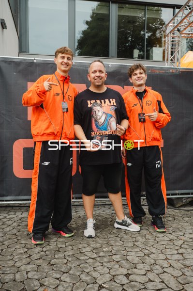Zwei Spieler und ein Fan mit Isaiah-Hartenstein-Shirt in Ulm