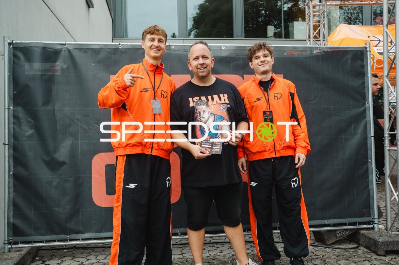 Fan-Foto mit zwei Spielern beim Basketball-Event in Ulm