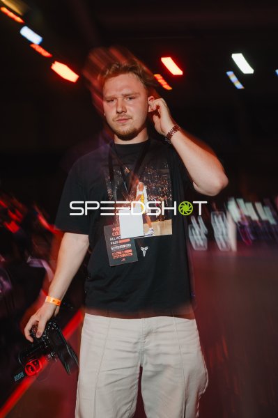 Person mit All-Access-Pass und Kamera bei Veranstaltung in Ulm
