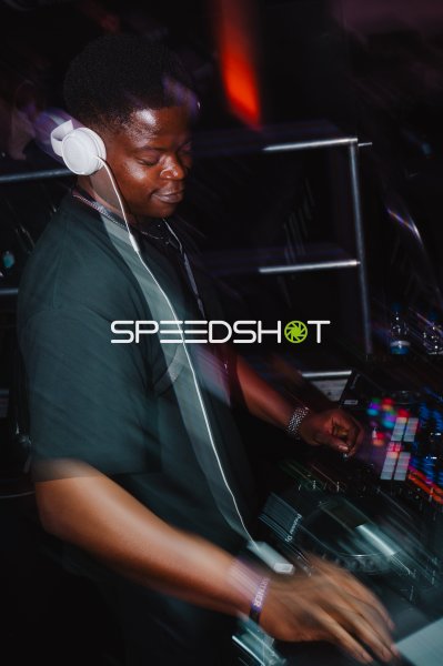 DJ am Pioneer-Pult bei Nacht-Event in Ulm