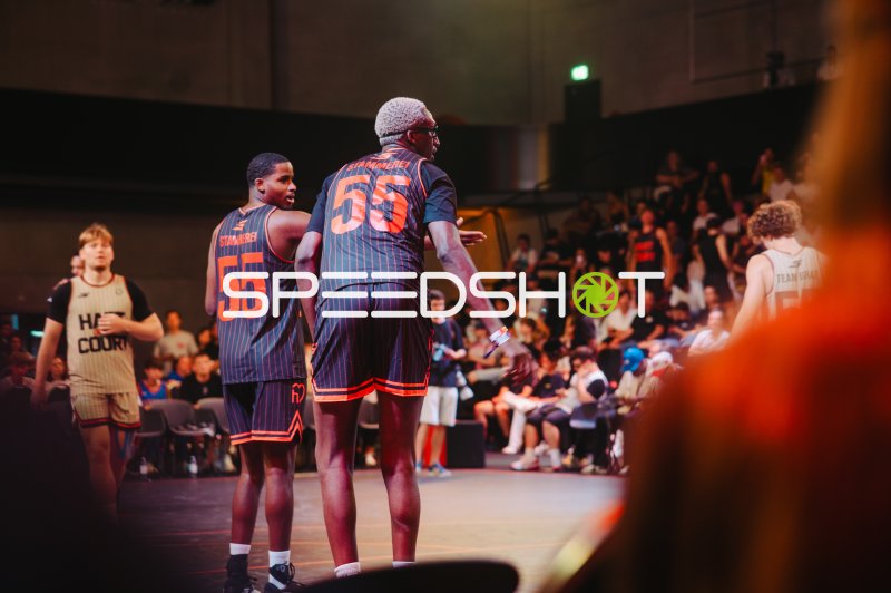 Zwei Stammerei-Spieler (#55) im Gespräch beim Basketball-Event in Ulm