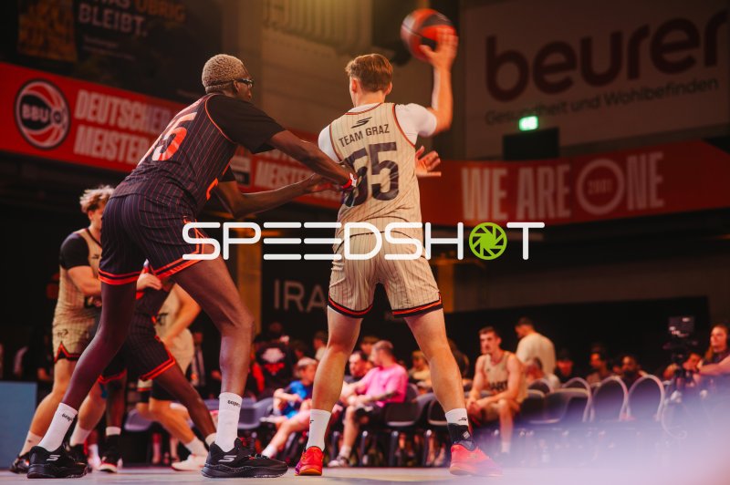 Team Graz (#55) im Zweikampf beim 3x3-Basketball in Ulm