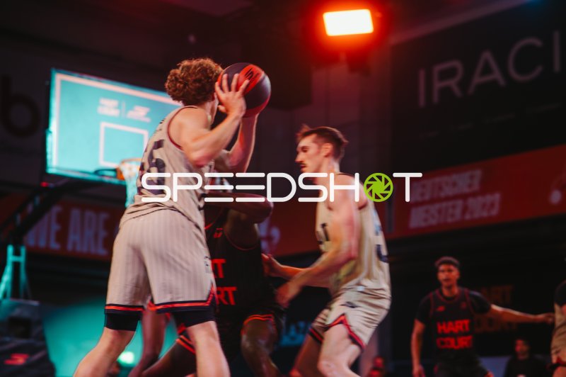 3x3-Basketball: Spieler sichert Rebound unter dem Korb in Ulm