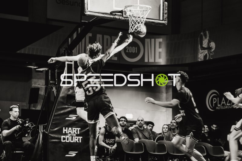 Spektakulärer Layup-Versuch am Korb beim Basketball-Match in Ulm