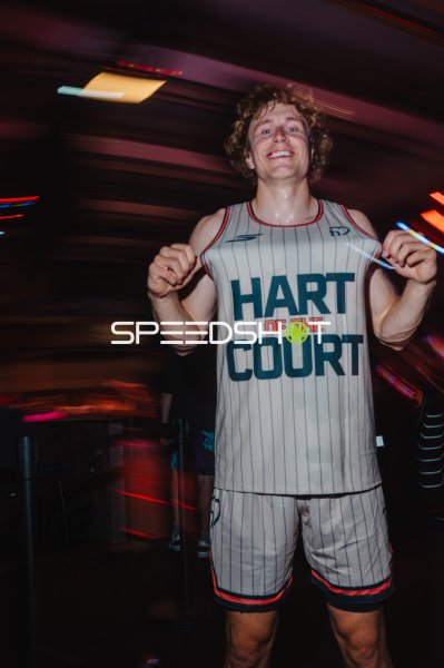 Basketballspieler mit 'Hart of the Court'-Trikot feiert in Ulm