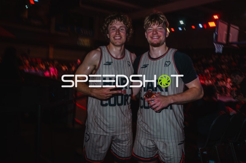 Zwei Basketballspieler von Hart the Court posieren nach dem Spiel