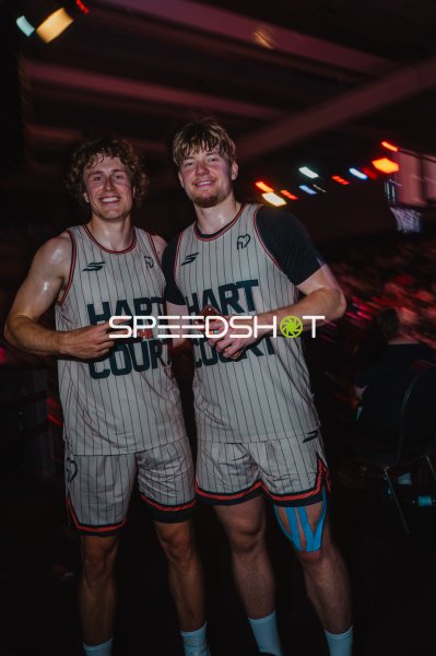 Zwei Basketballspieler posieren lächelnd nach dem Spiel in Ulm