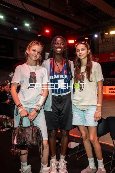 Basketballspielerin im France-Trikot posiert mit zwei Fans in Ulm