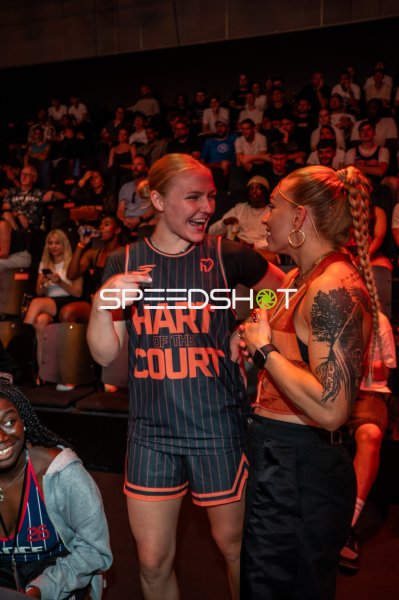Spielerin mit 'Hart of the Court'-Trikot im Gespräch mit Moderatorin
