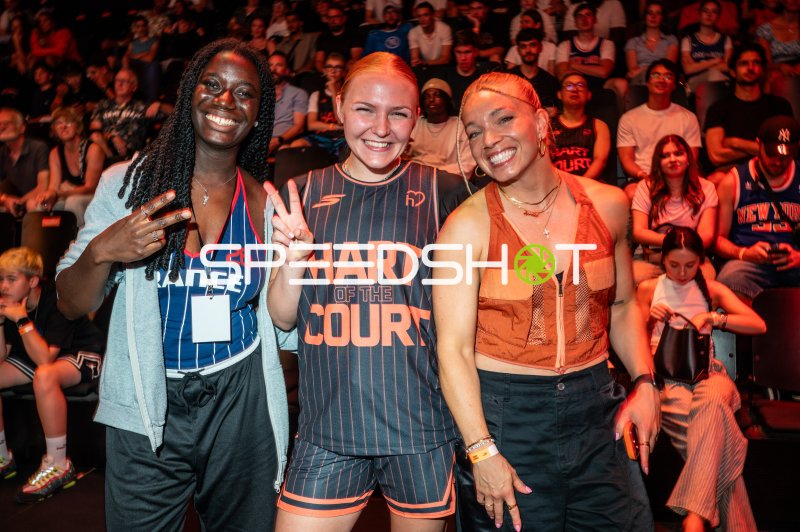 Drei Frauen posieren beim Hart of the Court Event in Ulm