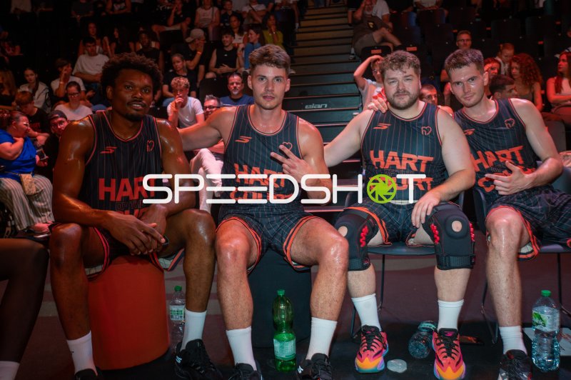 Vier Spieler des Teams Hart of the Court auf der Bank in Ulm