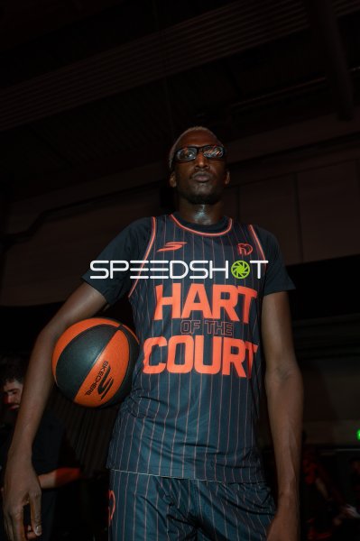 Basketballspieler mit Ball und Sonnenbrille bei Event in Ulm