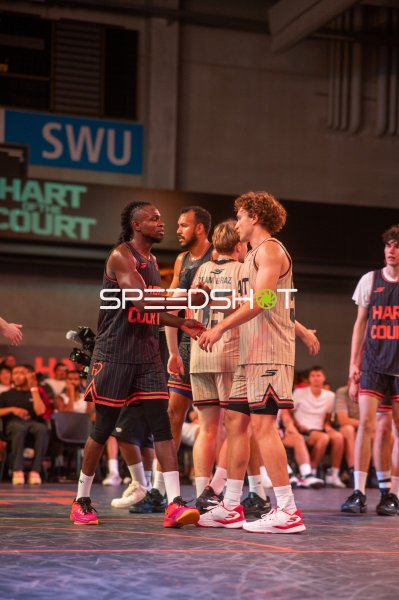 Spieler beim Handshake nach Basketballspiel in Ulm