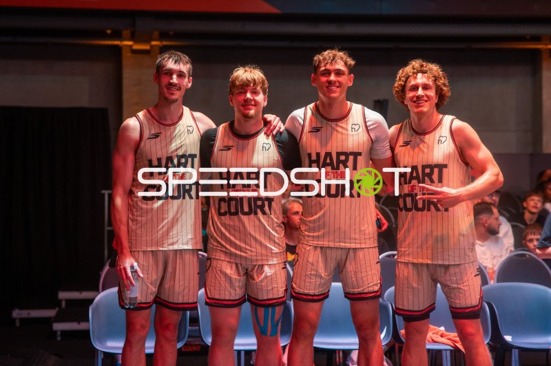 Vier Basketballspieler des Teams Hart of the Court posieren in Ulm
