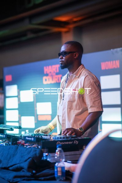 DJ am Pioneer-DJ-Pult bei Veranstaltung in Ulm