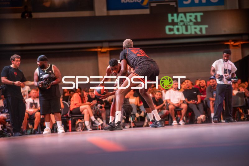 Zweikampf um den Ball beim Hart of the Court Event in Ulm