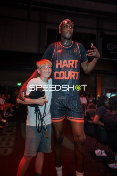 Basketballspieler mit Fan-Kind beim Hart of the Court Event in Ulm