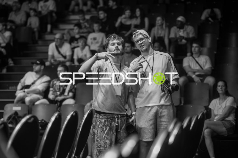 Zwei Fotografen posieren für ein Foto in der Arena in Ulm