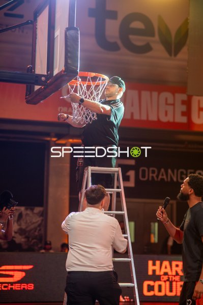 Netz-Abschneiden nach Turniersieg beim Basketball-Event in Ulm