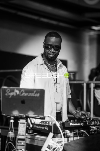 DJ am Pioneer-Pult bei Veranstaltung in Ulm