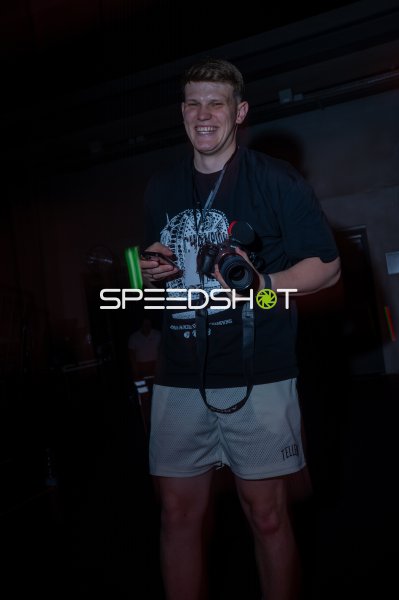 Fotograf mit Kamera und Knicklichtstab lacht in Ulm
