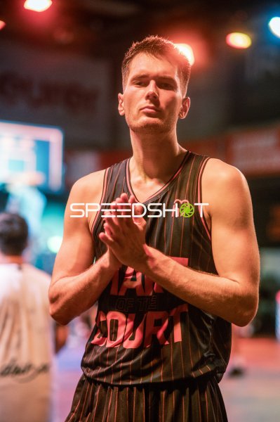 Basketballspieler klatscht in die Hände beim Event in Ulm