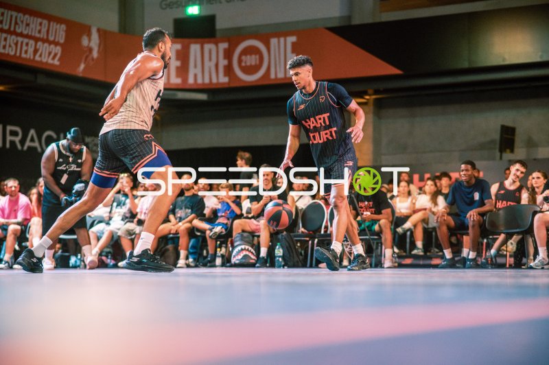 Zweikampf beim Hart am Court Basketball-Event in Ulm
