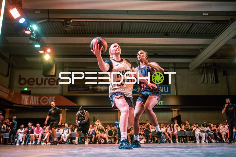 Basketballerin zieht zum Korb beim Hart of the Court Event in Ulm