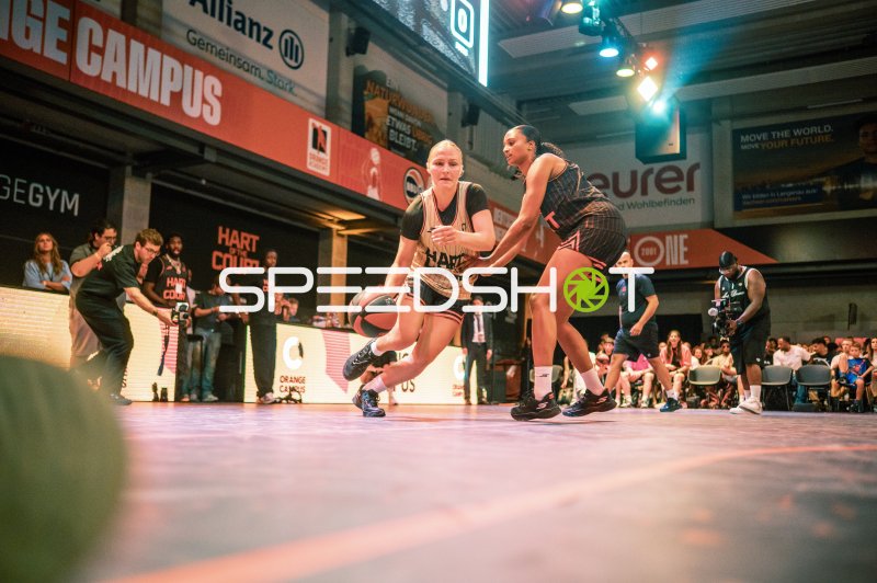 Zweikampf beim 3x3-Basketball-Event Hart im Court in Ulm