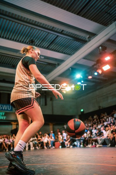Basketballspielerin beim Dribbling in der Halle in Ulm