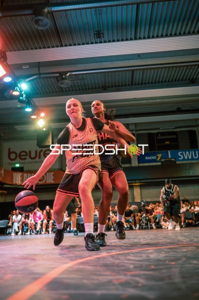 Zweikampf beim Hard Court Basketball-Event in Ulm