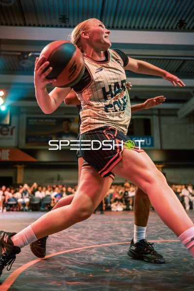 Basketballspielerin beim Korbleger in der Halle in Ulm