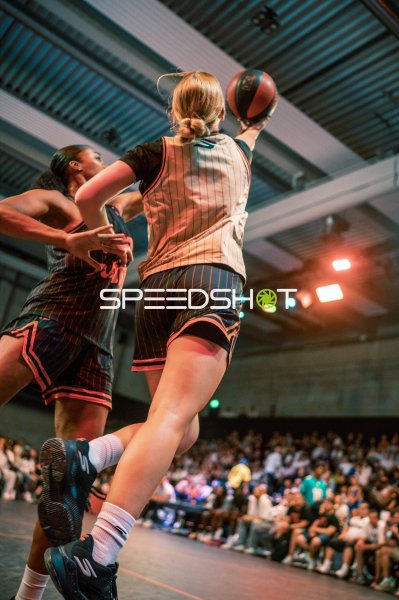 Wurfaktion beim 3x3-Basketball in der Halle in Ulm