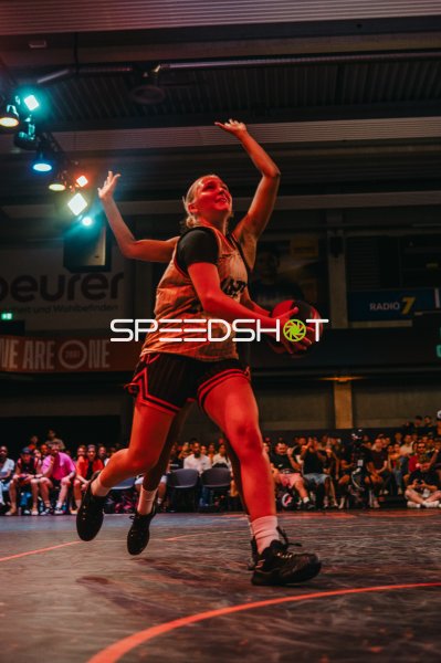 Basketballspielerin beim Sprungwurf in der Halle in Ulm