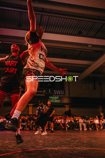 Layup-Versuch beim Hart Court Basketball-Event in Ulm