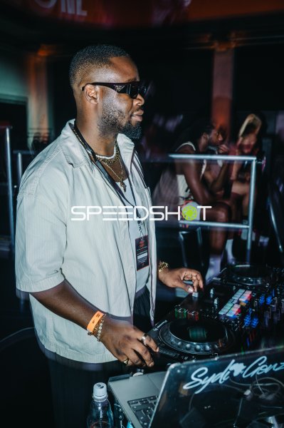DJ Sydi Gonz am Mischpult bei Event in Ulm
