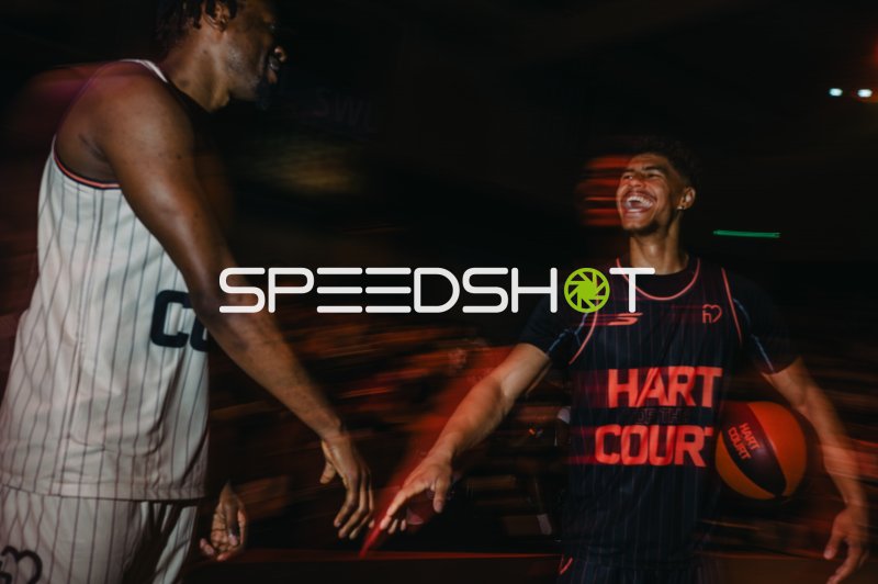 Zwei Basketballspieler beim freudigen Handshake in Ulm