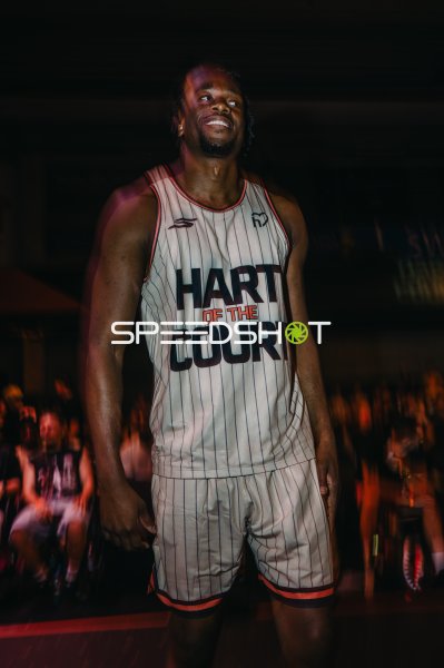 Basketballspieler im Hart of the Court-Trikot jubelt in Ulm