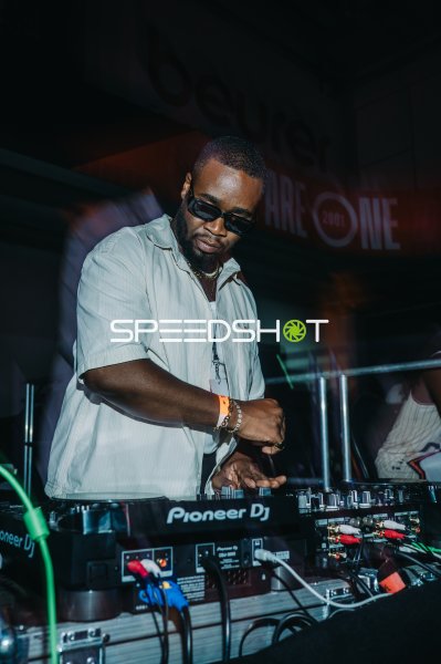 DJ am Pioneer-Pult bei Event in Ulm