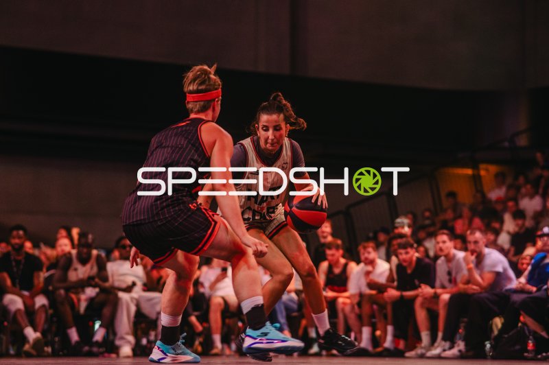 Ballführende Spielerin im Eins-gegen-Eins beim 3x3-Basketball in Ulm