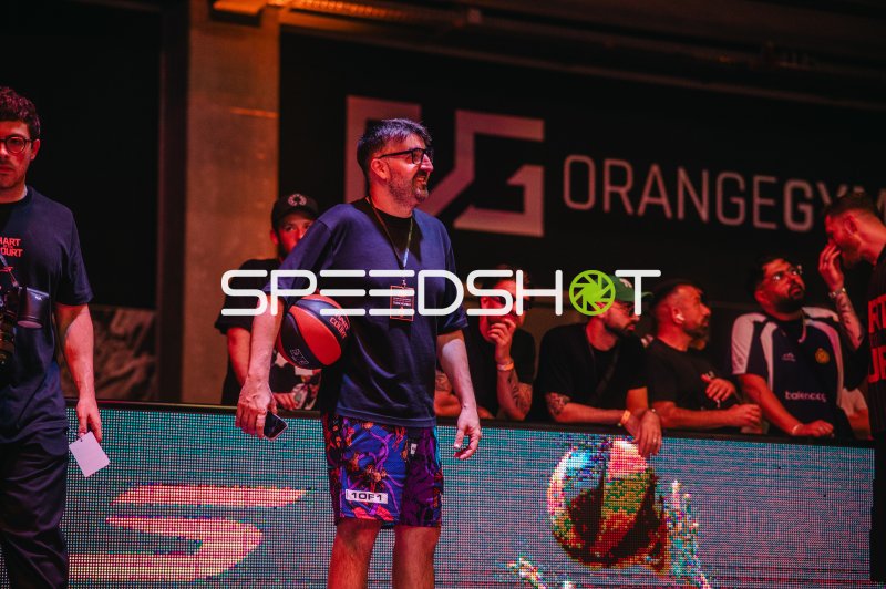Offizieller mit Basketball bei Streetball-Event in Ulm