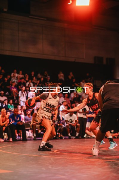 Basketballspielerin im Dribbling beim Hart Court Event in Ulm
