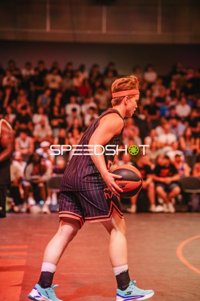 Basketballspieler mit Ball beim Dribbling in Ulm
