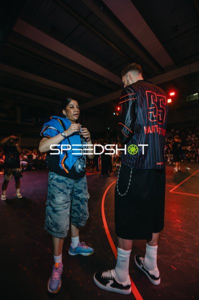 Zwei Personen auf dem Spielfeld bei Basketball-Event in Ulm