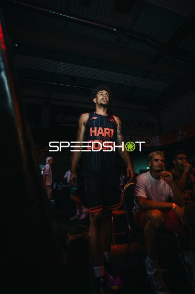 Basketballspieler im Hart of the Court-Trikot blickt konzentriert nach oben